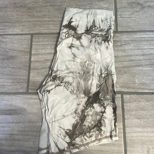 Balance athletica rider shorts in the color salt. Size large